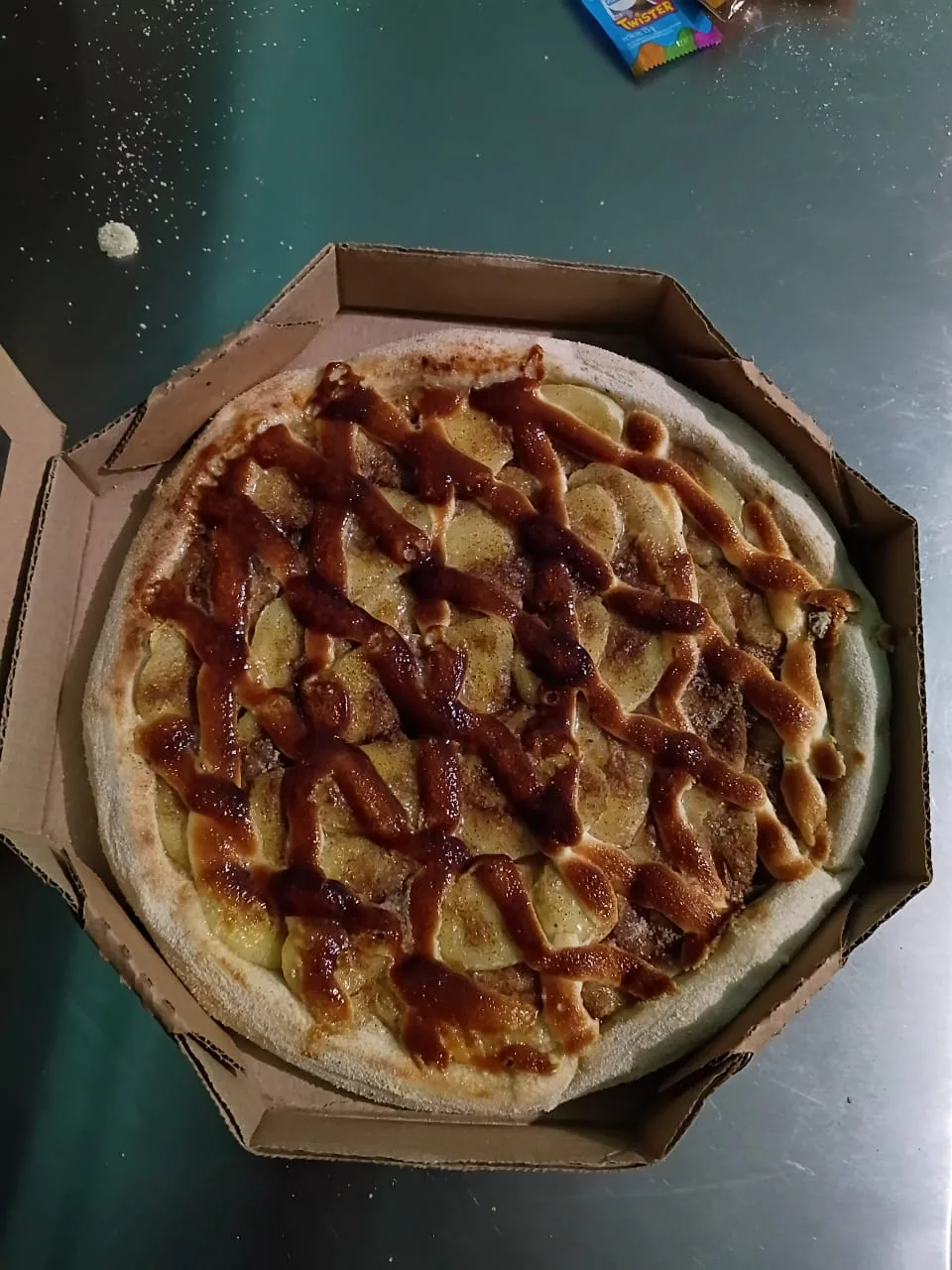 Pizza doce de banana com canela