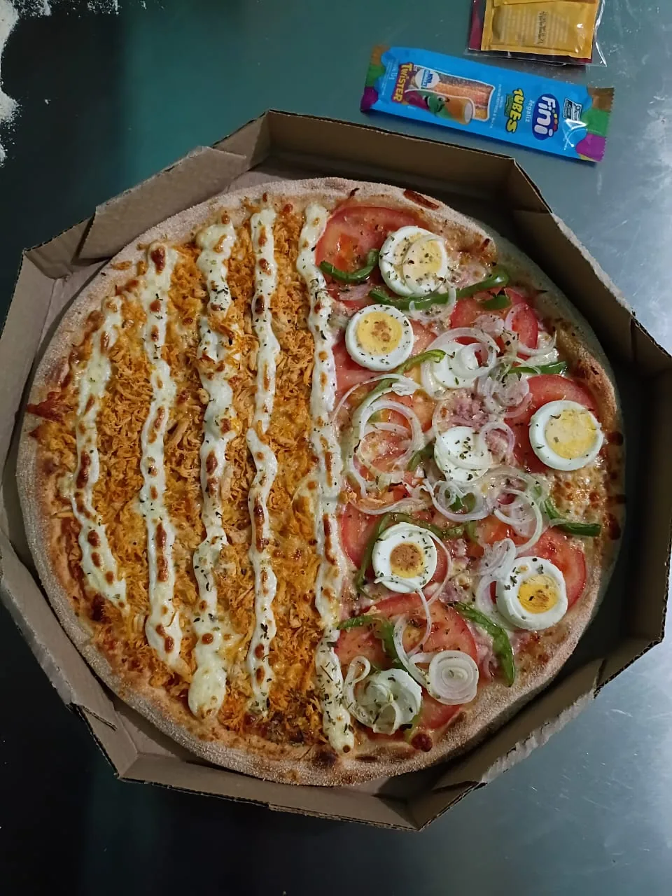 Pizza meio a meio de frango e portuguesa